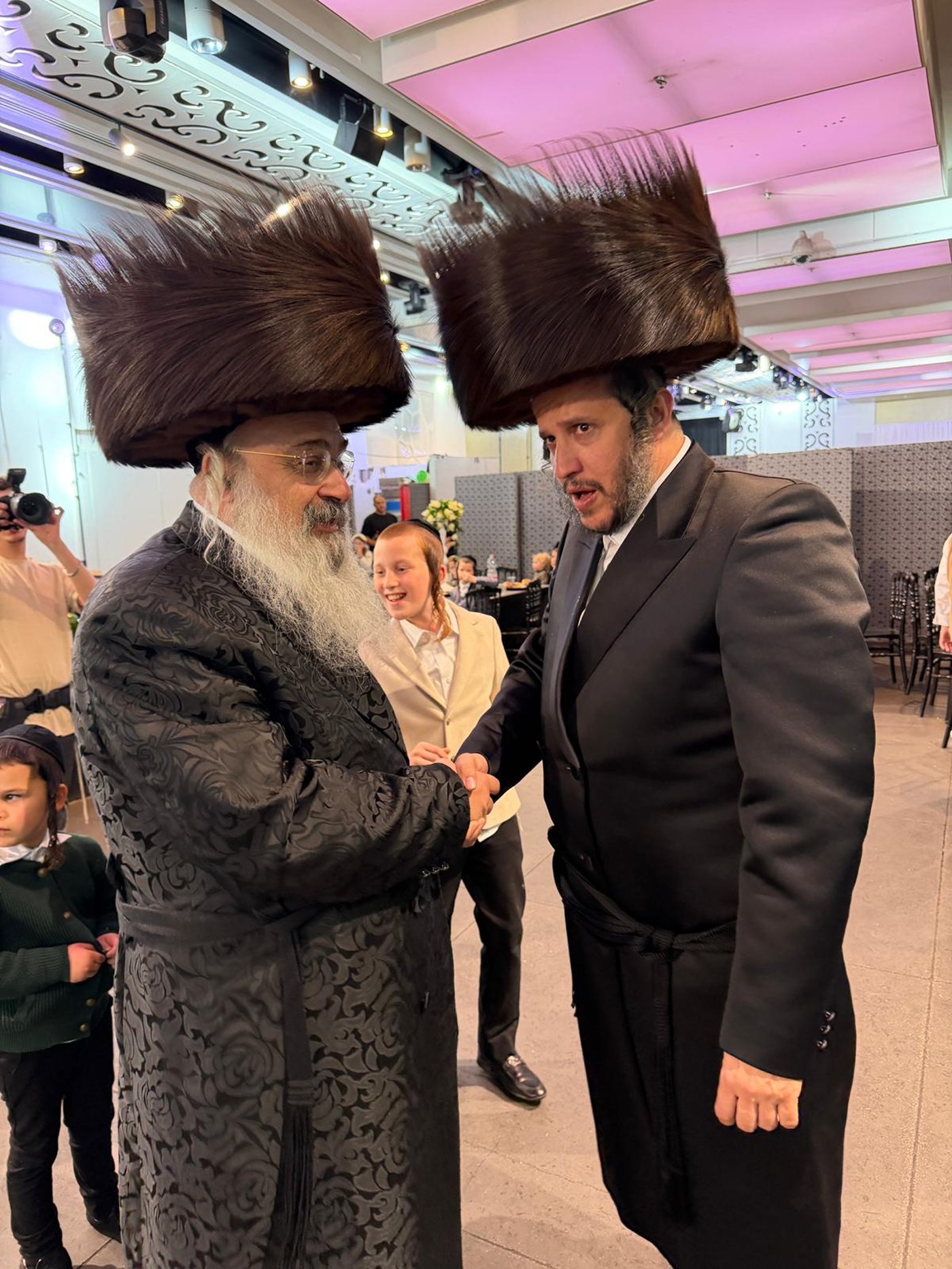 עם בכירים מעולם הרפואה: העסקן החסידי חיתן את בנו, כולם התייצבו | גלריה
