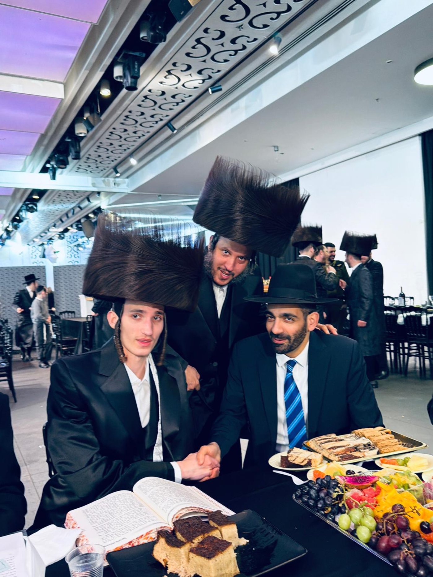 עם בכירים מעולם הרפואה: העסקן החסידי חיתן את בנו, כולם התייצבו | גלריה