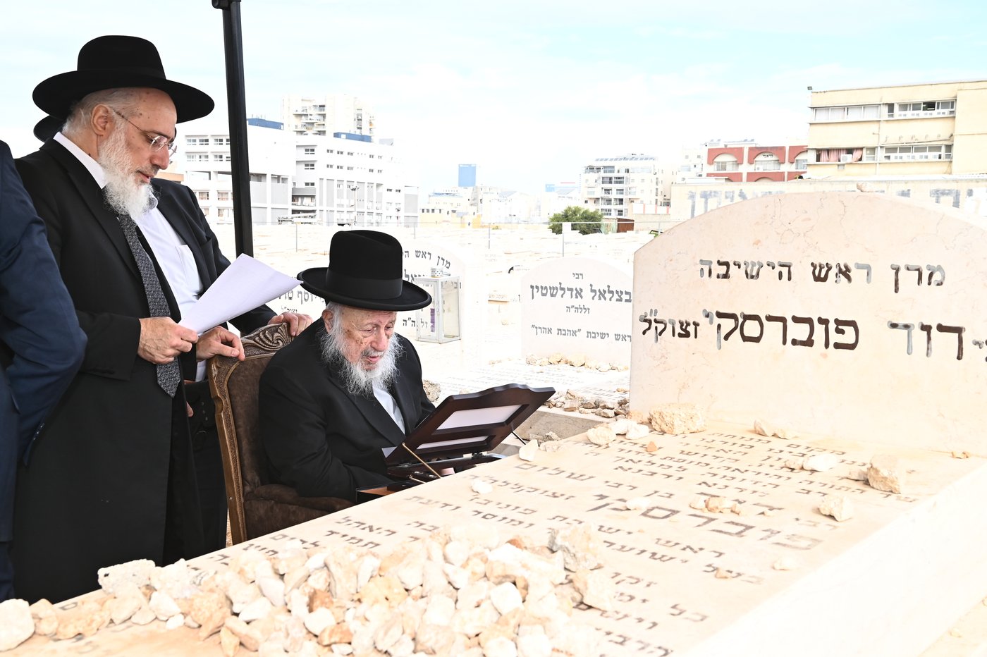 הגרב"ד פוברסקי בתפילה בבית העלמין בב"ב