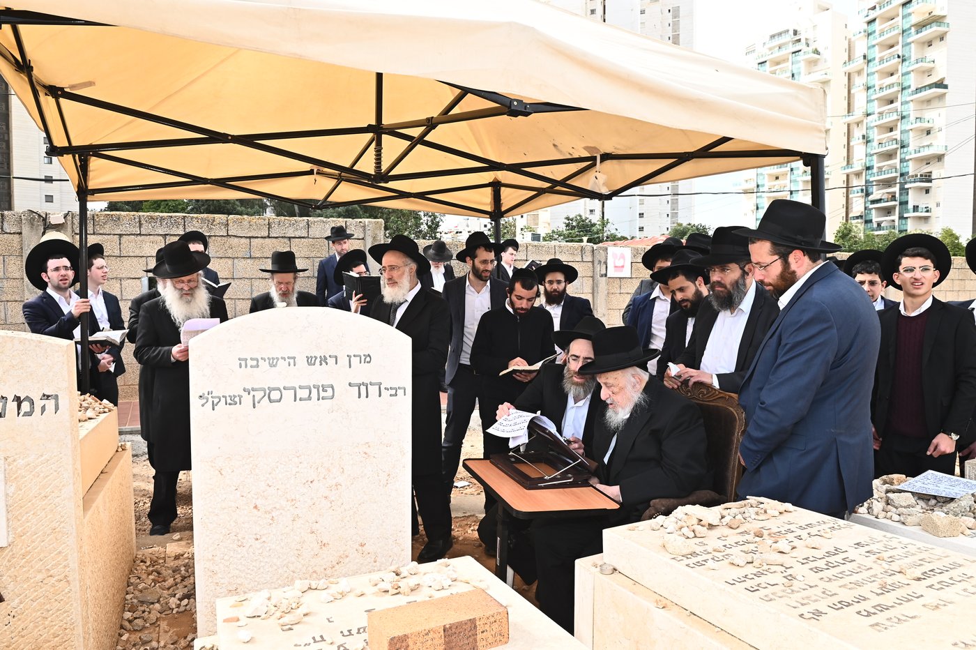 הגרב"ד פוברסקי בתפילה בבית העלמין בב"ב