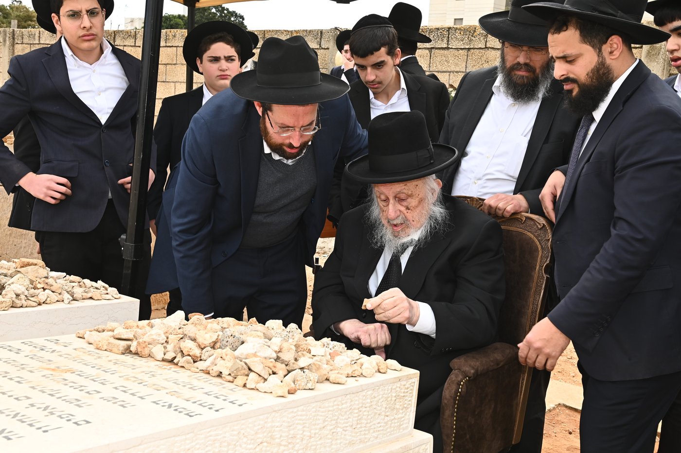 הגרב"ד פוברסקי בתפילה בבית העלמין בב"ב