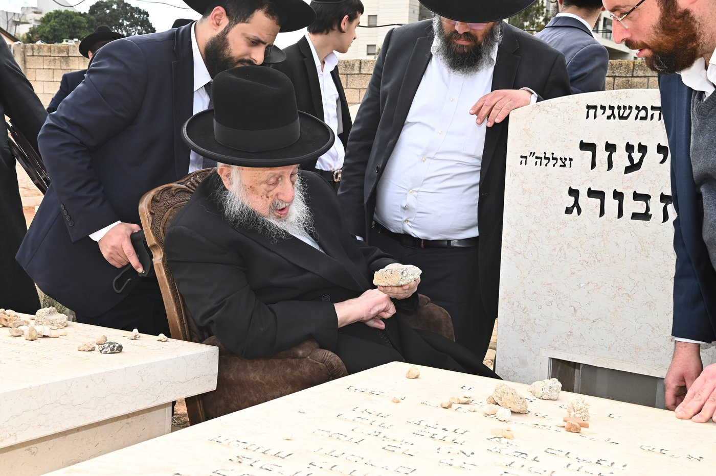 הגרב"ד פוברסקי בתפילה בבית העלמין בב"ב