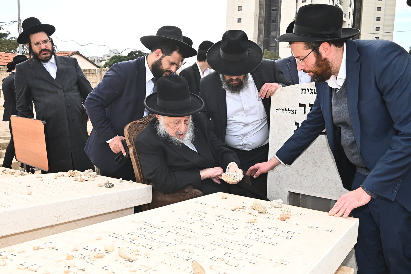 הגרב"ד פוברסקי בתפילה בבית העלמין בב"ב