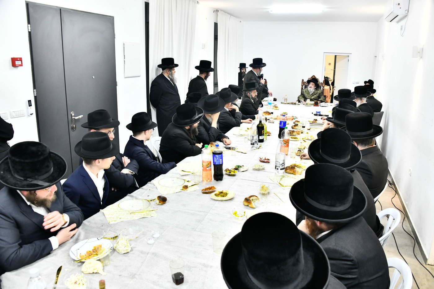 האדמו"ר מויז'ניץ בסעודת הודאה ז' אדר
