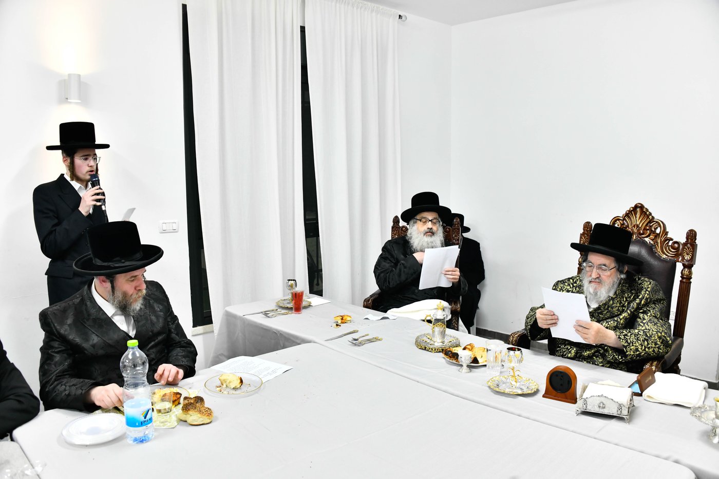 האדמו"ר מויז'ניץ בסעודת הודאה ז' אדר