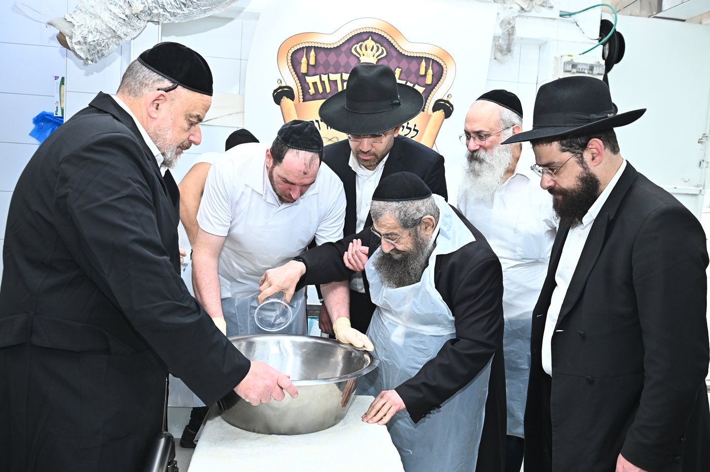 הגר"מ בן שמעון באפיית מצות