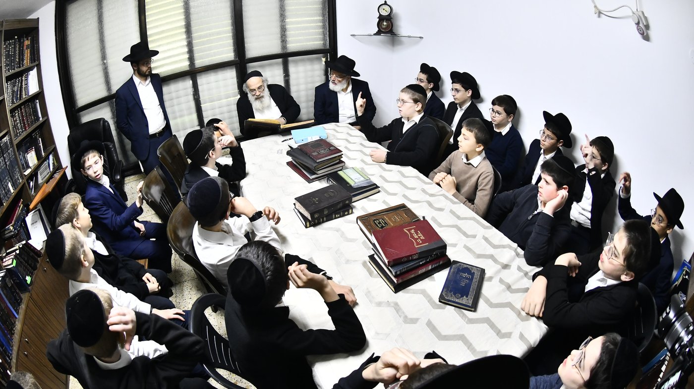 ילדי חדרי תורה בבחינה אצל הגאון רבי ברוך דב דיסקין