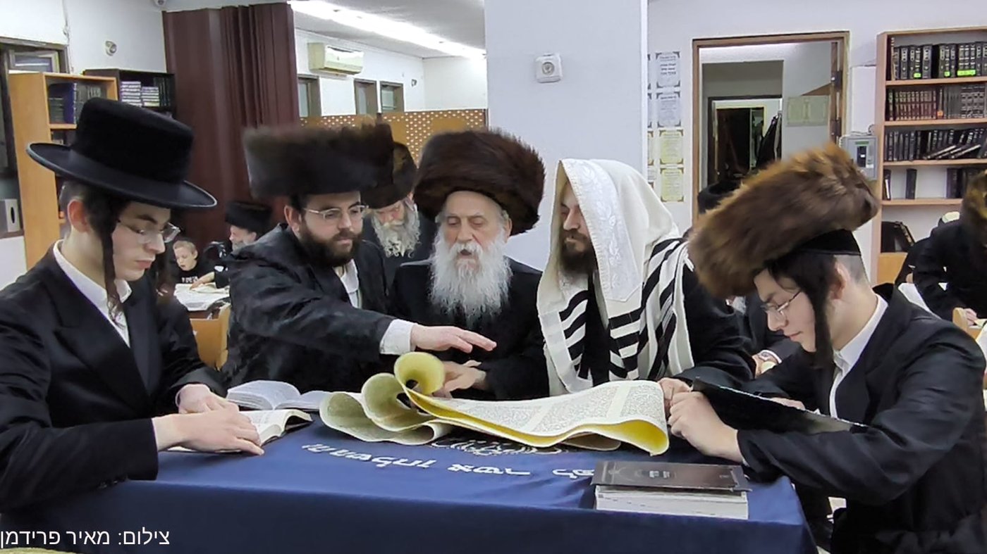 פורים בחצה"ק בוטושאן