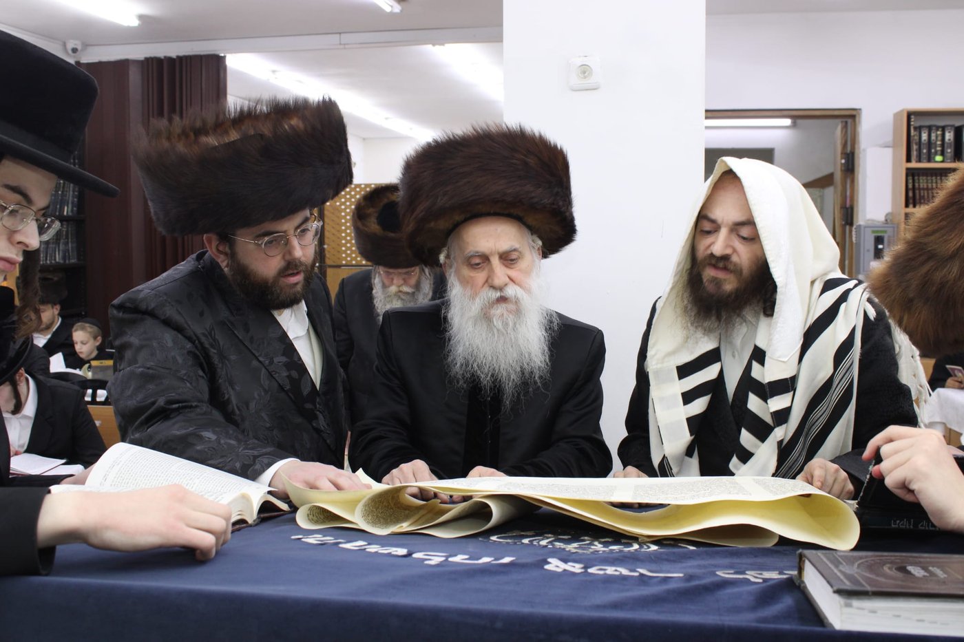 פורים בחצה"ק בוטושאן