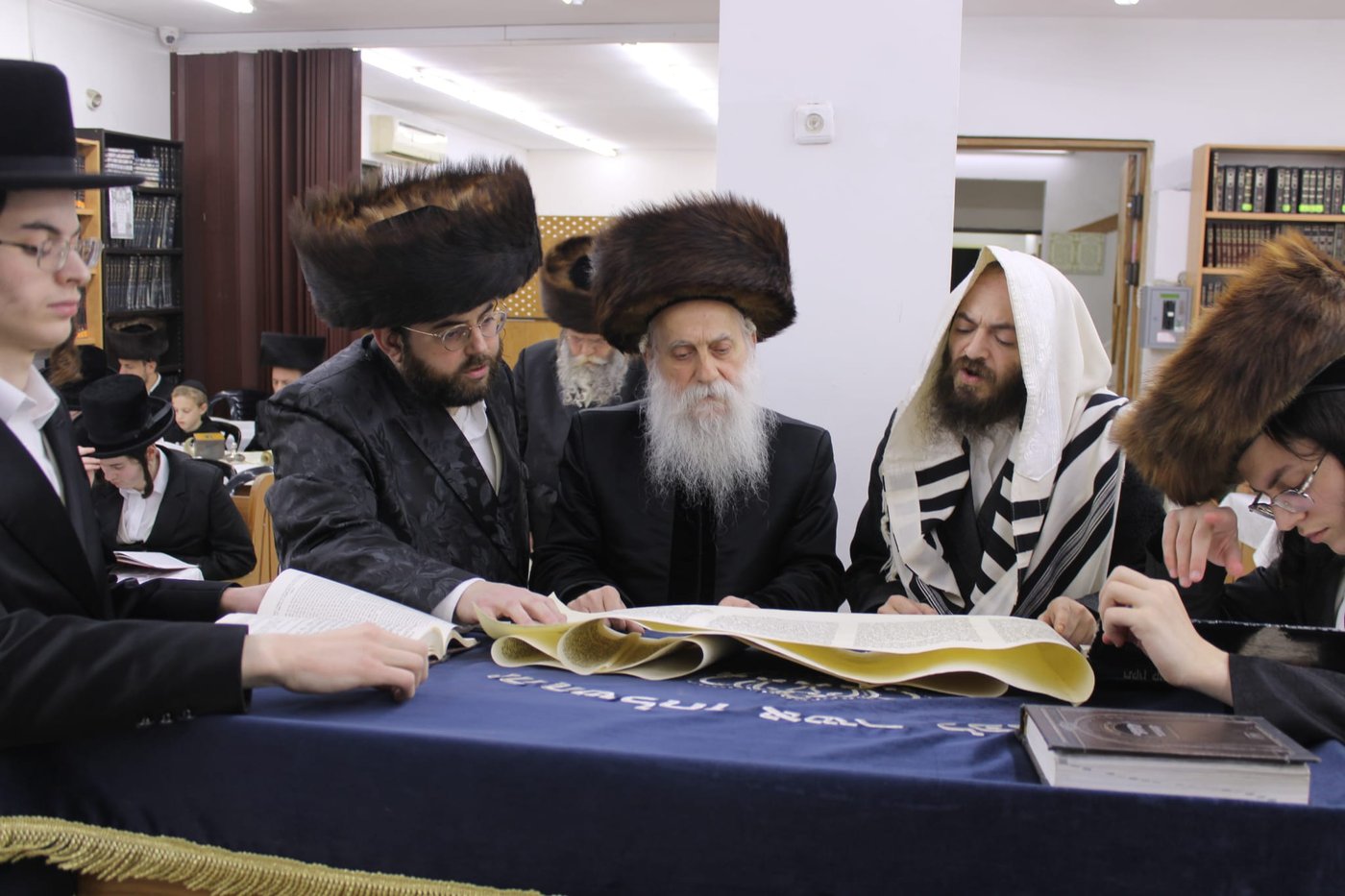 פורים בחצה"ק בוטושאן