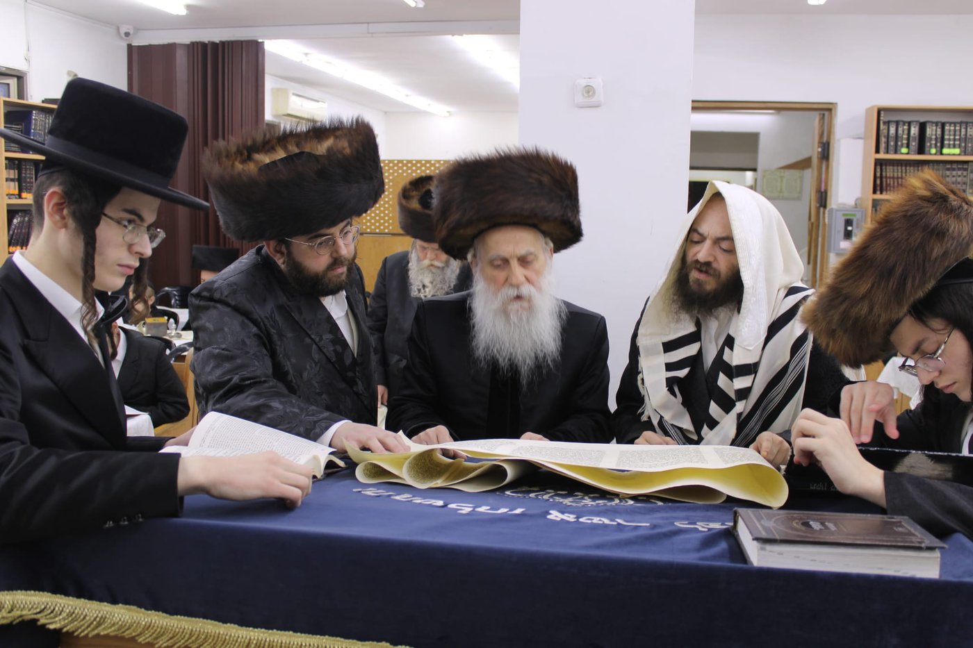 פורים בחצה"ק בוטושאן