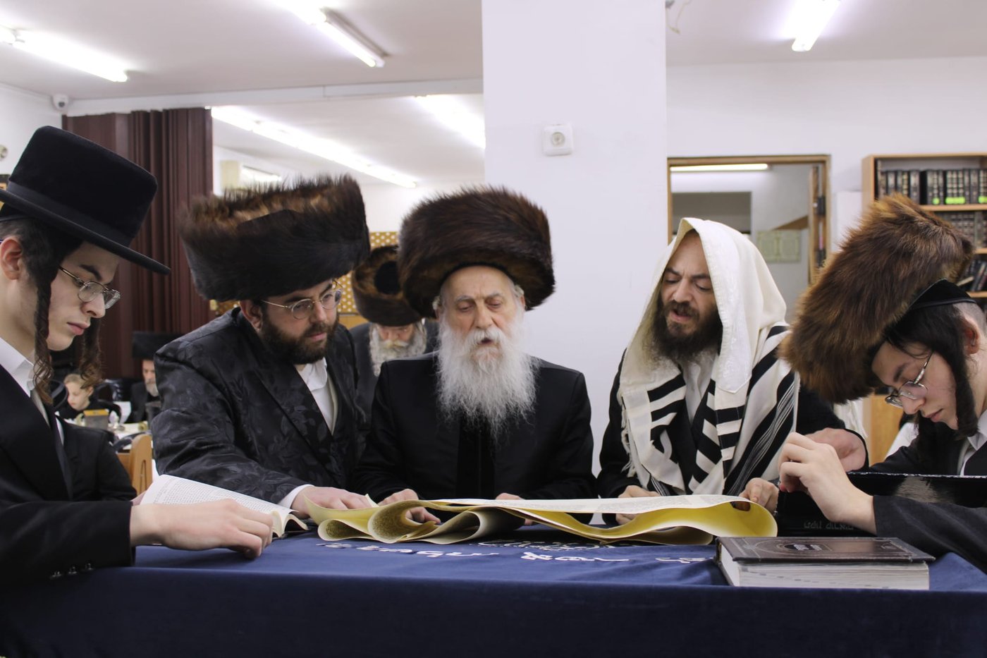 פורים בחצה"ק בוטושאן
