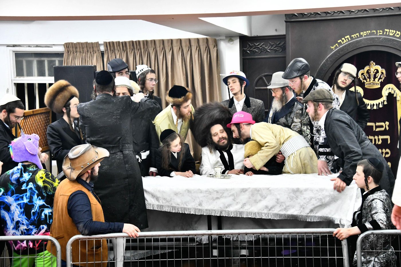פורים אצל האדמו"ר מקרעטשניף כפר עטה