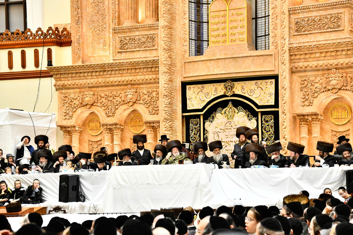 פורים בחצה"ק ויז'ניץ