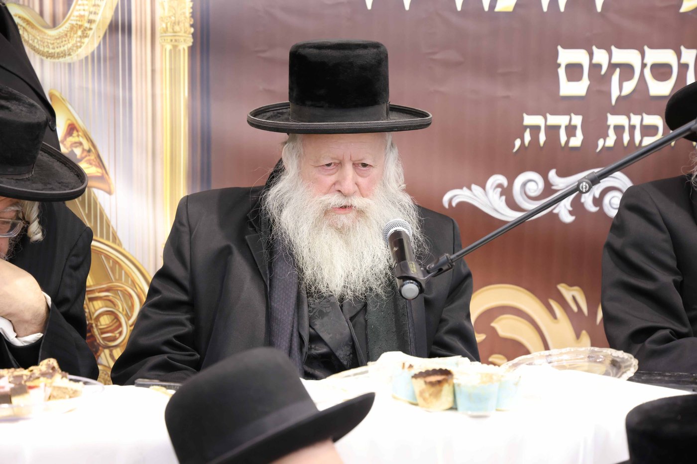 הגאון רבי אברהם יצחק אולמן נואם במעמד