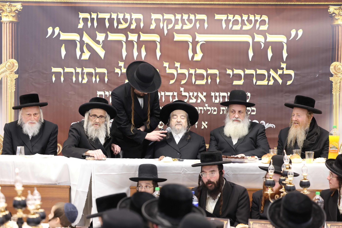 הגה"צ רבי יעקב מאיר שכטר במעמד
