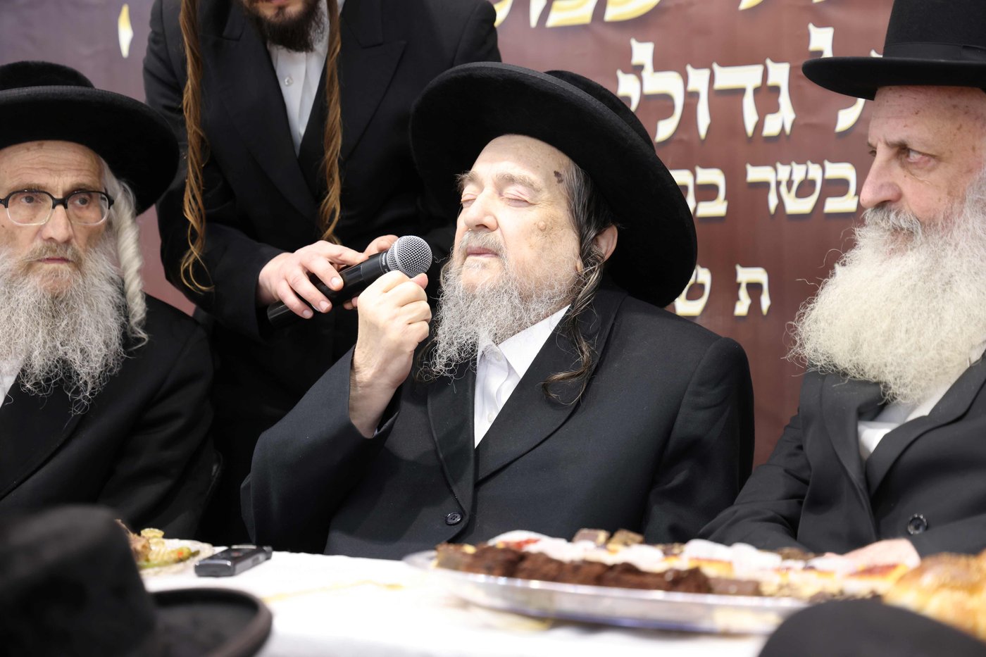 הגה"צ רבי יעקב מאיר שכטר נואם במעמד