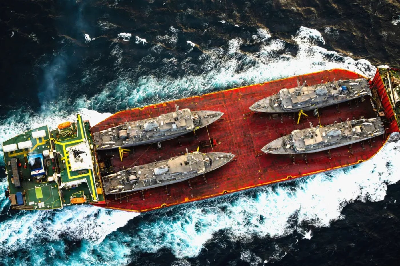ספינת הסוחר Seaway Hawk נושאת על סיפונה את ארבע ספינות Avenger ששוחררו משירות  