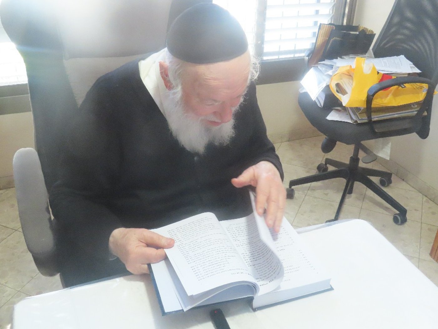הגר"י זילברשטיין מקבל את ספרו החדש 'אשמרה שבת'