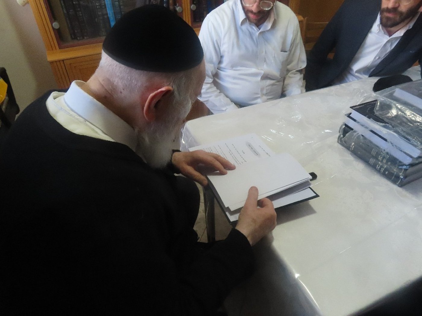 הגר"י זילברשטיין מקבל את ספרו החדש 'אשמרה שבת'