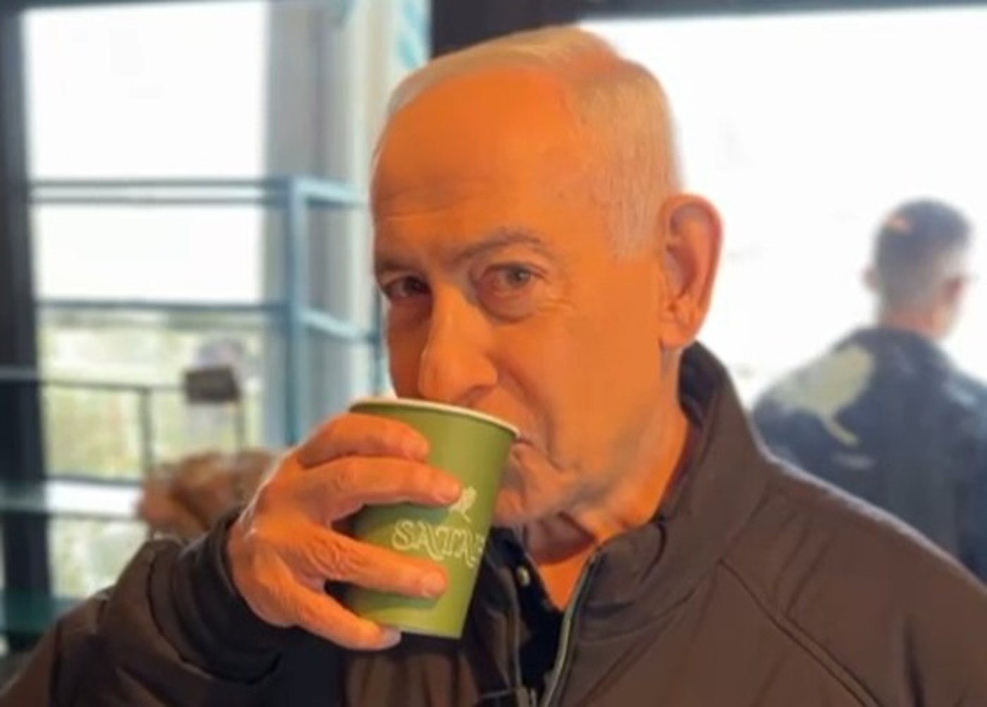 הסערה סביב הסרטון של נתניהו נמשכת: כוס הקפה שלא נשפך והיד לכיס