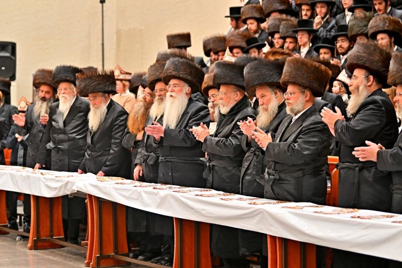 האדמו"ר מויזניץ בטיש לחיים לאחר התפילה