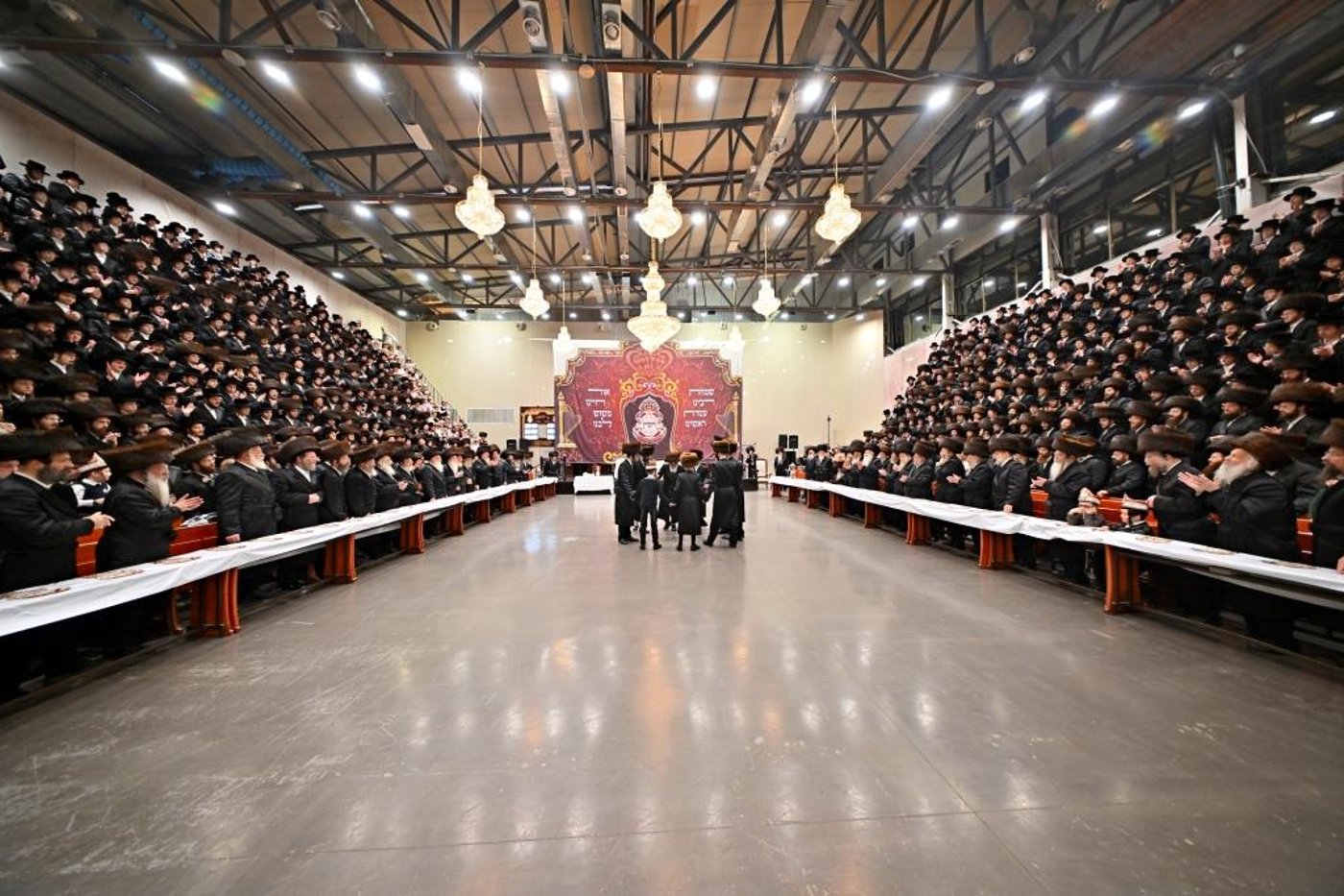 האדמו"ר מויזניץ בטיש לחיים לאחר התפילה