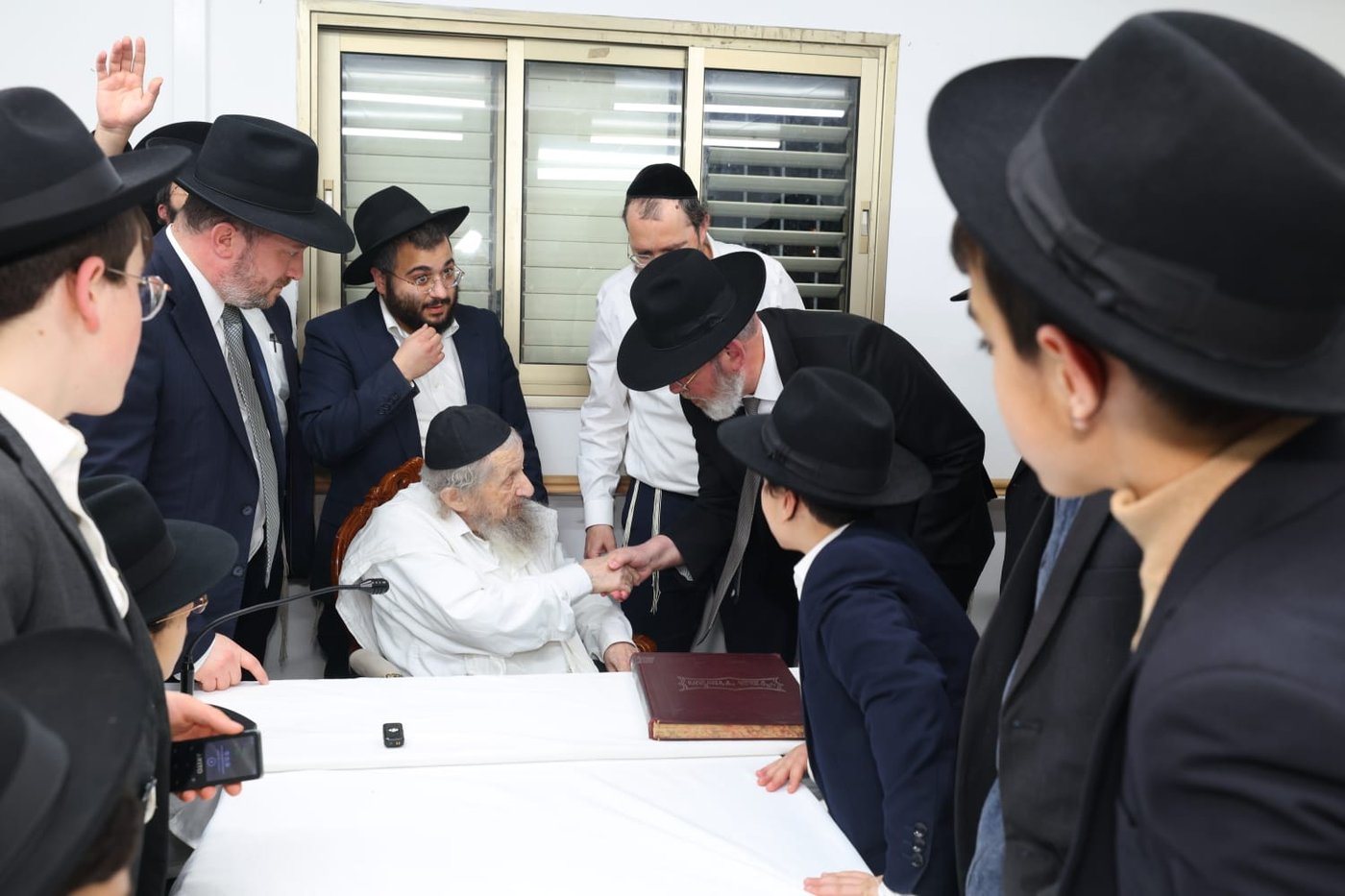 ילדי חניכי הישיבות אצל הגר"ד לנדו