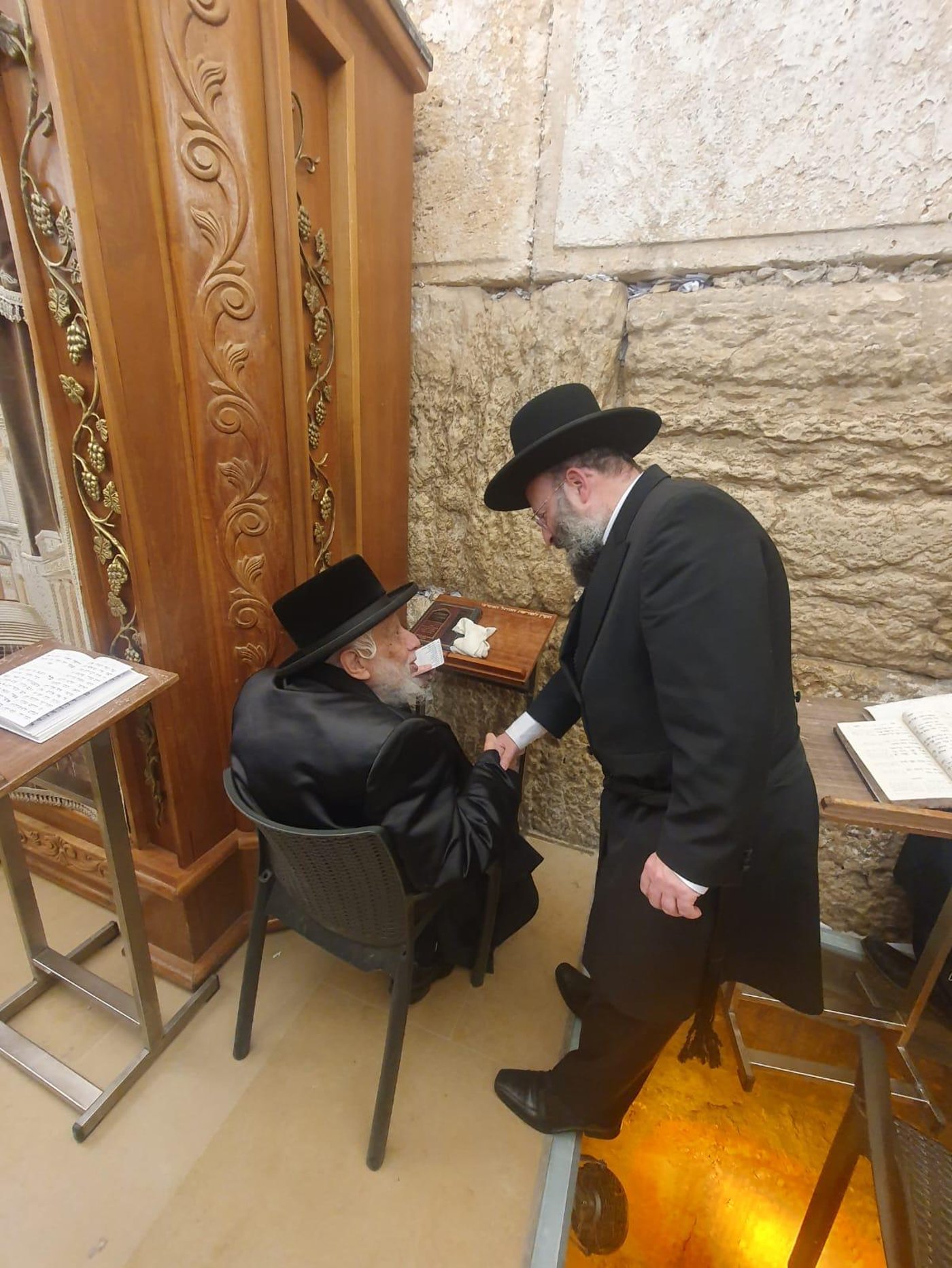 האדמו"ר מקופיטשניץ ברחבת הכותל המערבי
