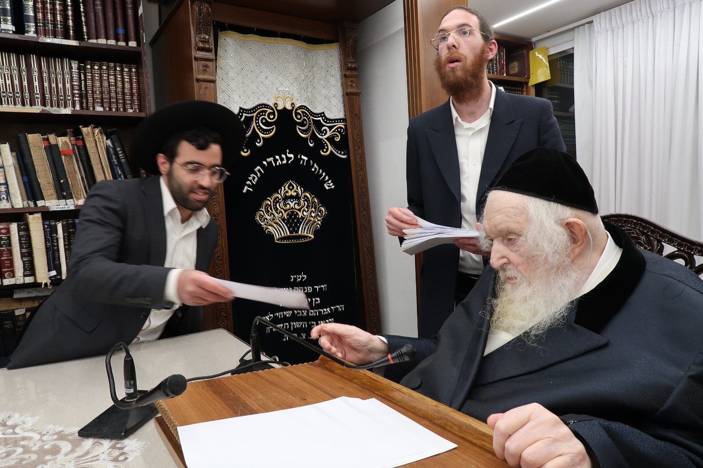 הגר"מ שטרנבוך בחלוקת 'קמחא דפסחא'