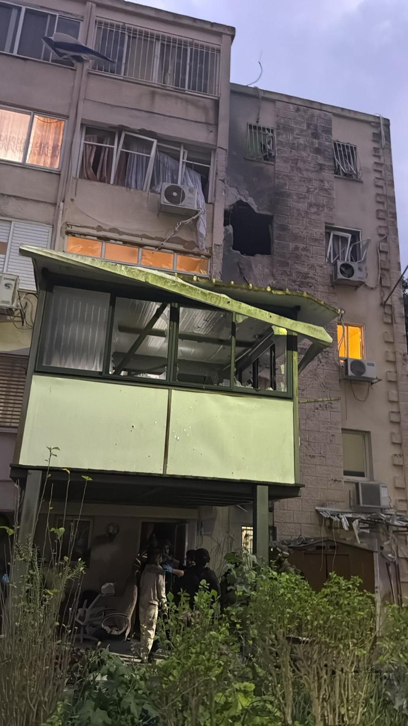 פגיעה ישירה בדירה: "היה הרס נרחב בכל הרחוב, פצועים חולצו מתוך ההריסות"