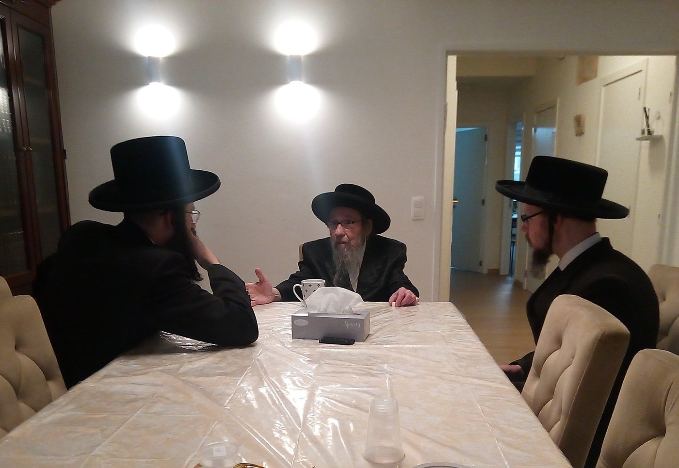  דומ"ץ סאטמר, הגה"צ רבי געציל בערקוביץ עם דייני סאטמר באנטווערפן