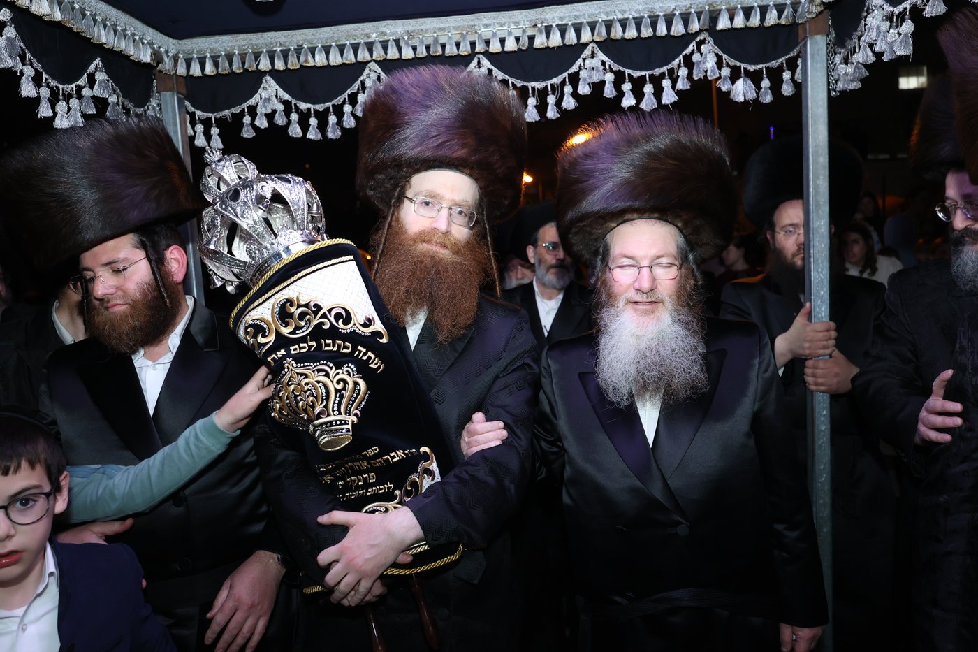 הכנסת ס"ת לקהל חסידים בחיפה