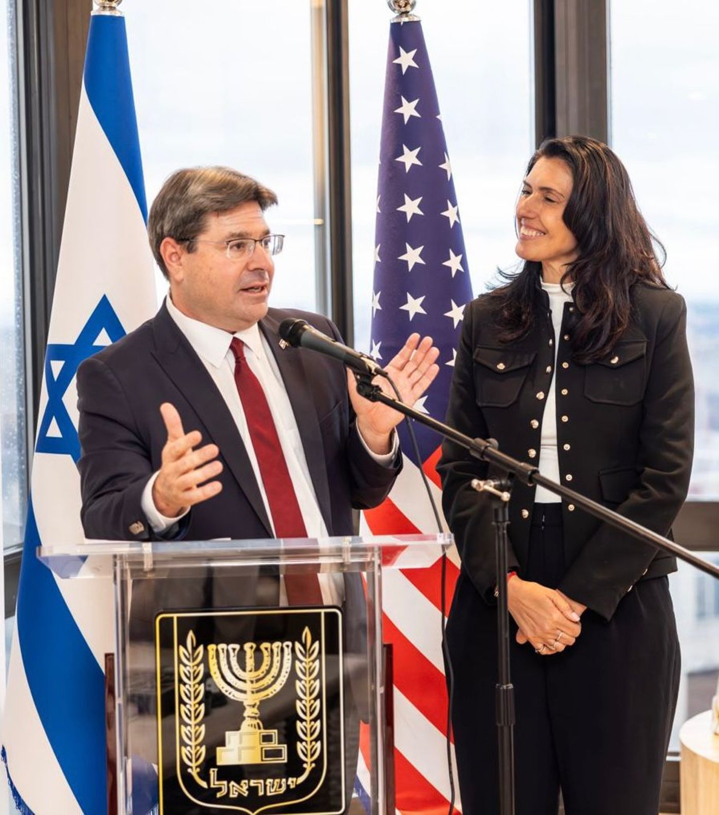 אקוניס תקף