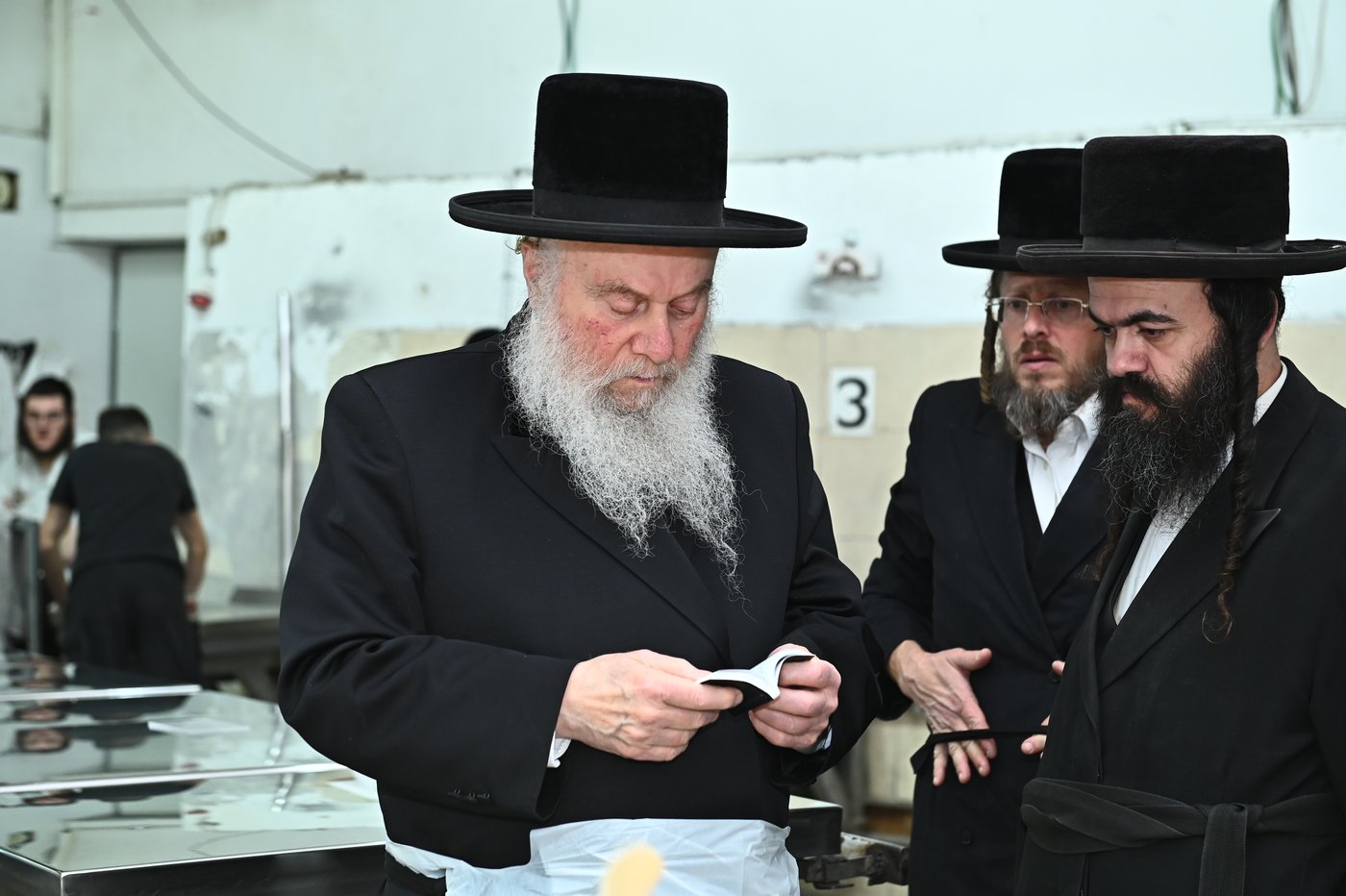 האדמו"ר מוואסלוי באפיית מצות
