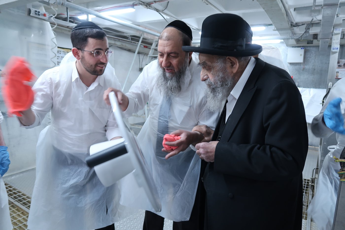 חכם משה צדקה באפיית מצות