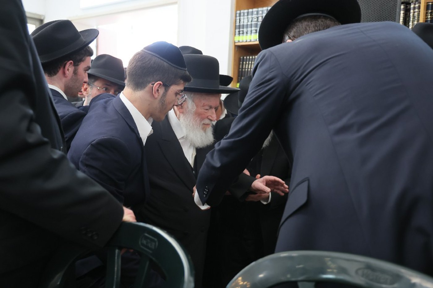 הגר"י זילברשטיין בביקור חיזוק ברחובות