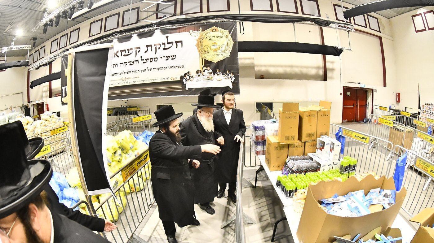 חלוקת קמחא דפסחא של הגרש"א שטרן