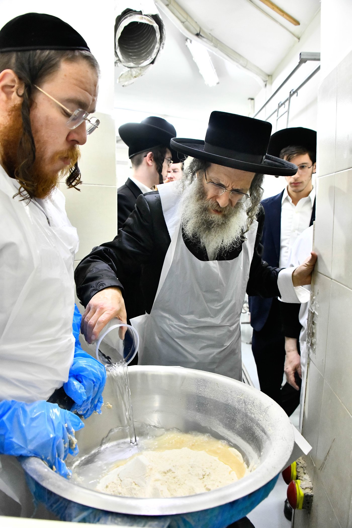 הגה"צ רבי אלימלך בידרמן באפיית מצות