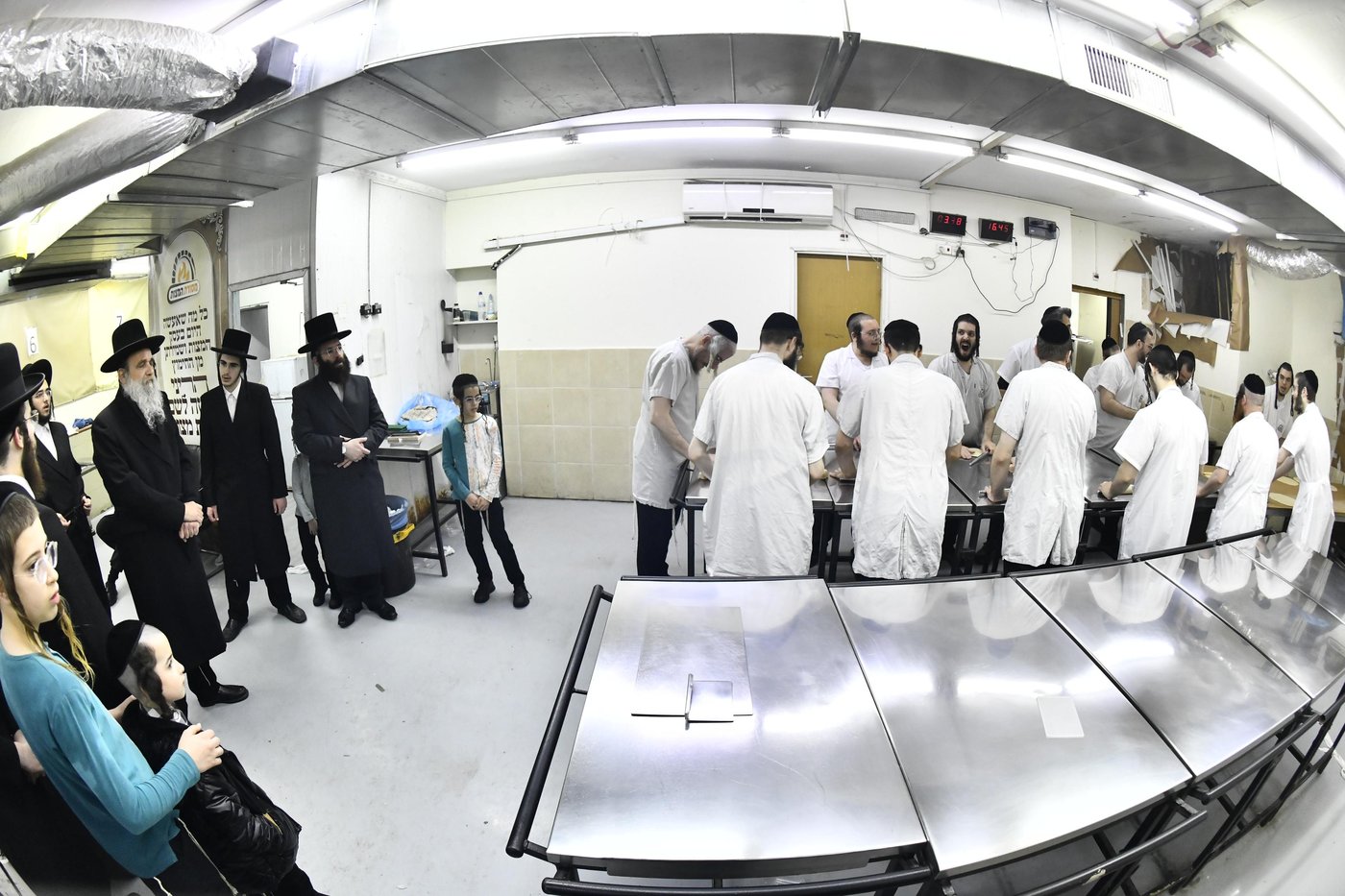 האדמו"ר מאשלג בני היכלא באפיית המצות
