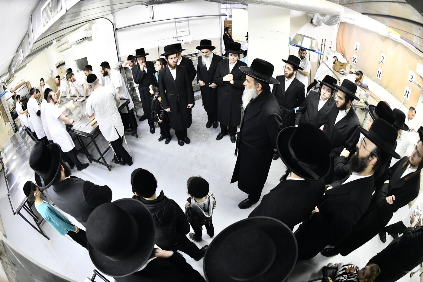 האדמו"ר מאשלג בני היכלא באפיית המצות