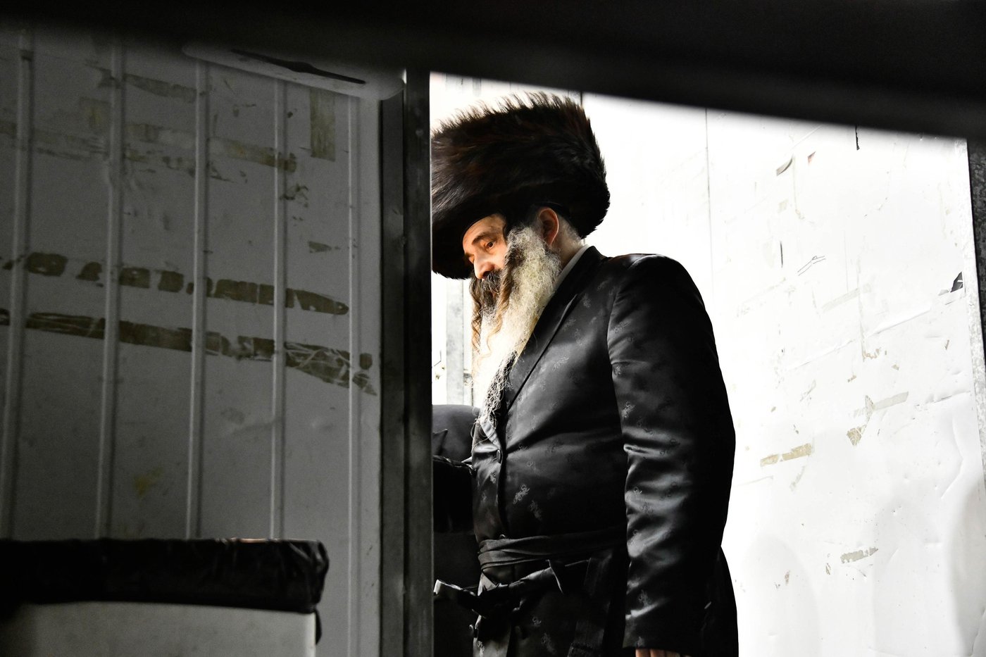 האדמו"ר מזוטשקא בבדיקת חמץ