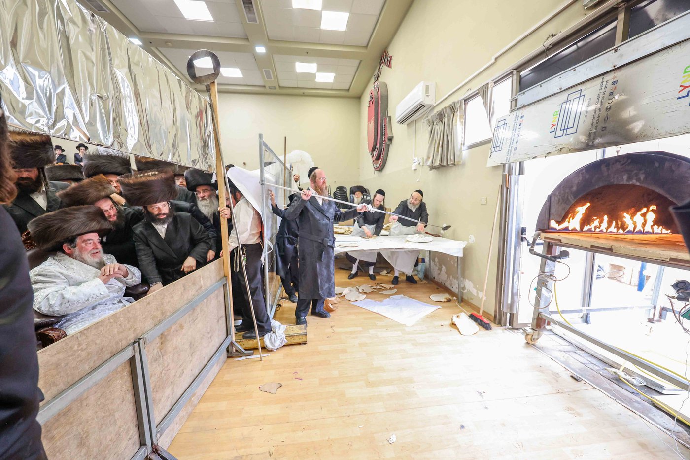האדמו"ר מויז'ניץ באפיית מצות מצווה בערב פסח