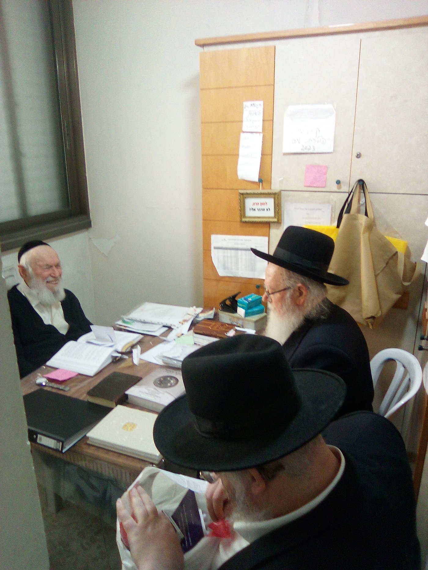 הגאון רבי יצחק זילברשטיין במכירת חמץ