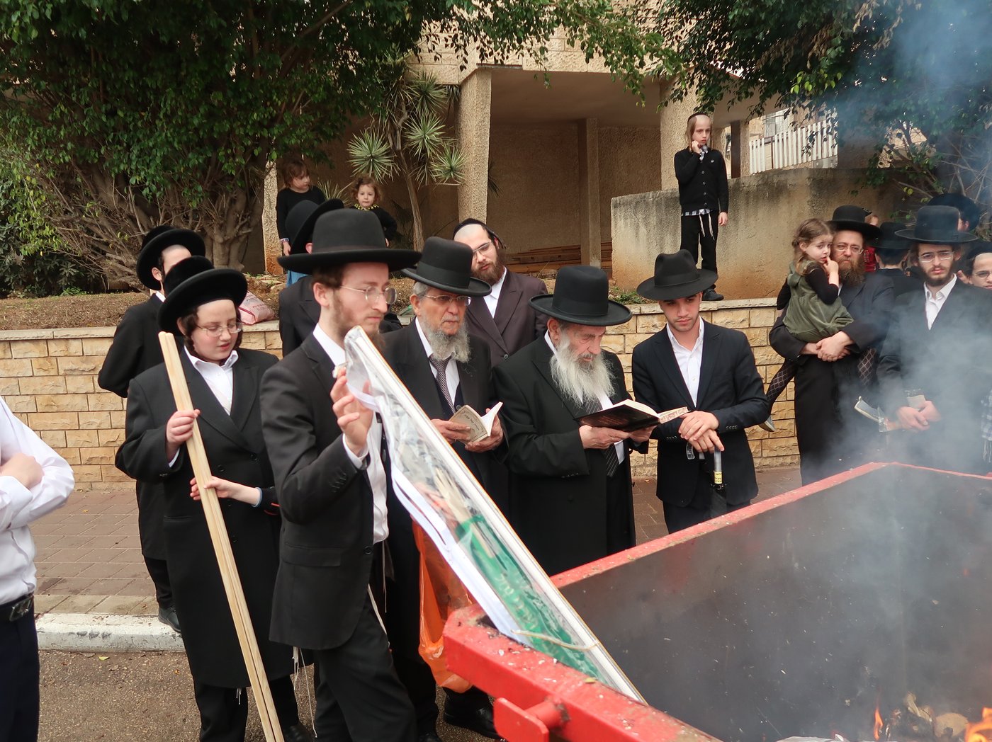 הגאון רבי ניסים בן שמעון בשריפת חמץ