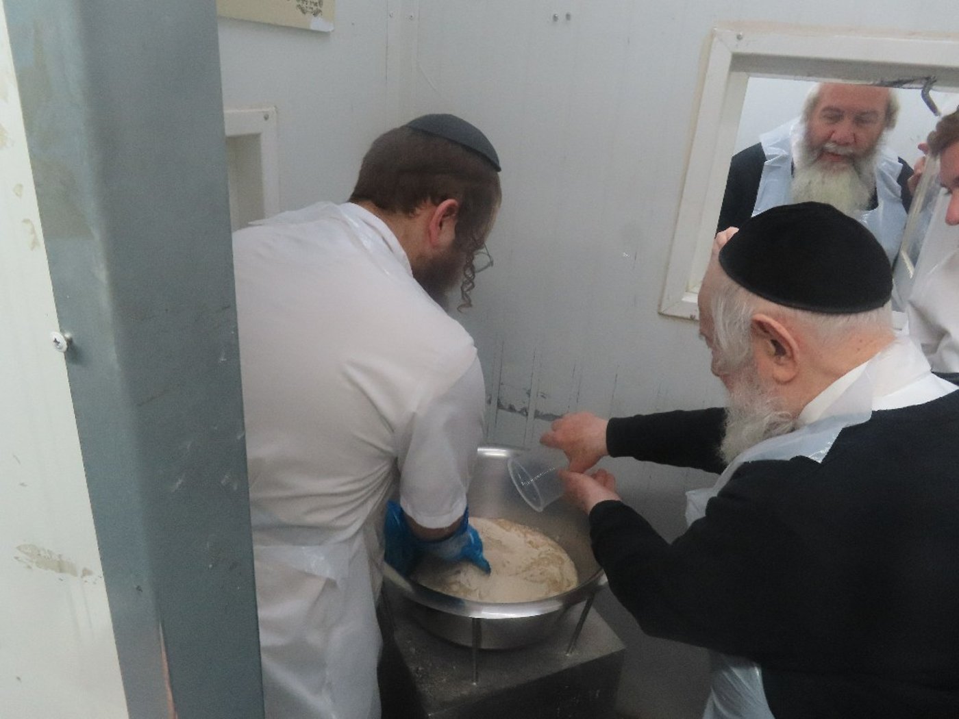 הגאון רבי יצחק זילברשטיין באפיית מצות