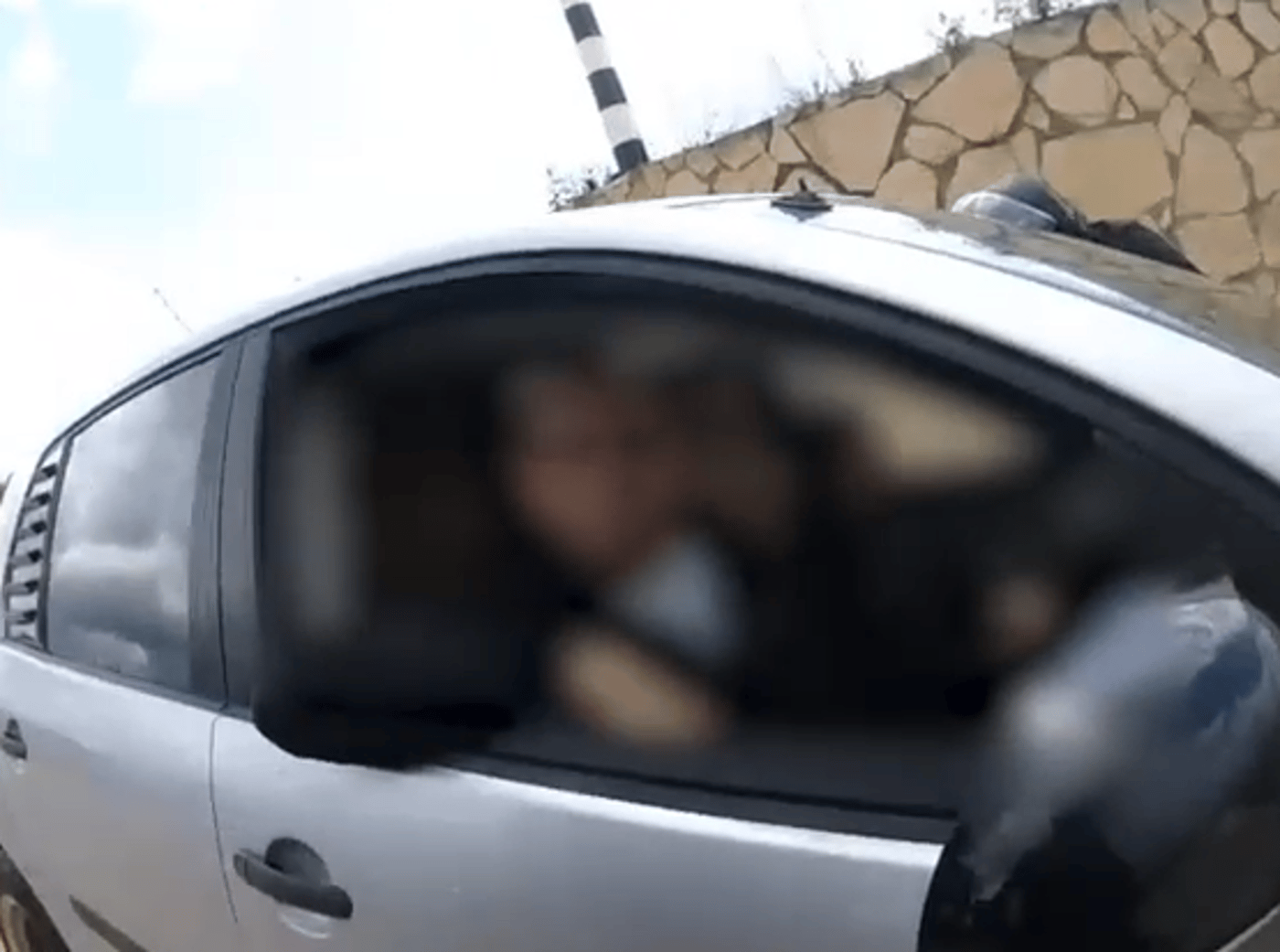 השוטרים בהלם: בן 13 נתפס נוהג ברכב - כשאביו יושב לצידו