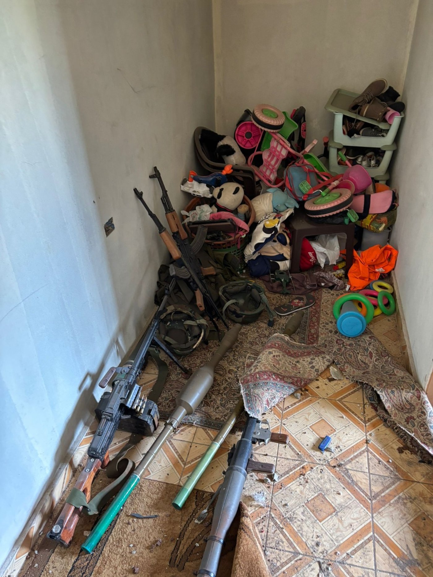 אמצעי הלחימה שאותרו על ידי כוחות החטיבה בתוך חדר ילדים