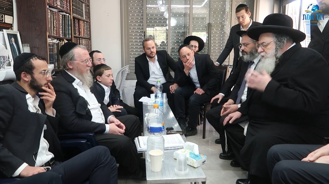 הגר"ש אלתר בניחום אבלים אצל משפחת שפיגל