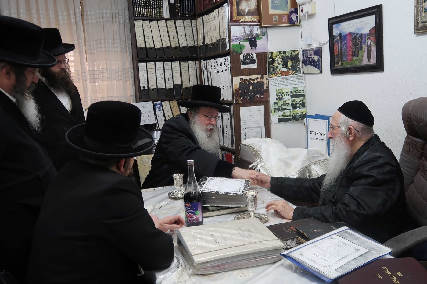 האדמו"ר מנדבורנה בביקור אצל הגרא"פ שטיין